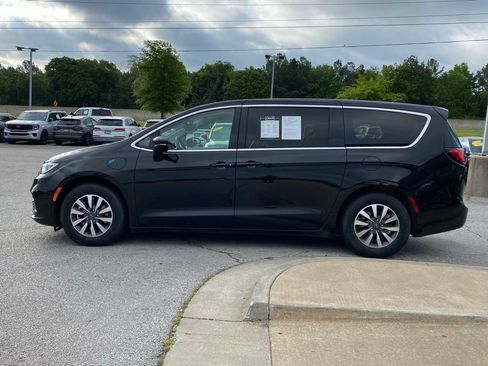Used 2023 Chrysler Pacifica Touring-L FWD image 4
