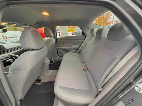 Used 2021 Hyundai Elantra SE image 16