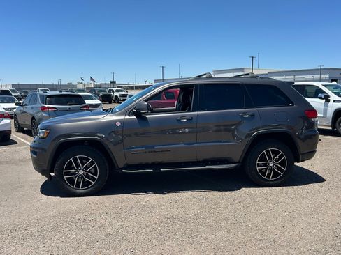 Used 2018 Jeep Grand Cherokee Trailhawk w/ Trailhawk Luxury Group AWD/4WD image 2