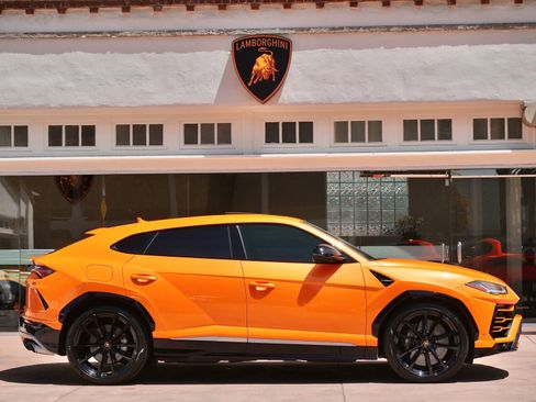 Used 2021 Lamborghini Urus AWD/4WD image 2