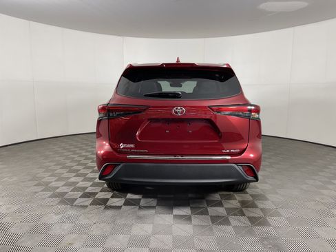 Used 2022 Toyota Highlander XLE image 4