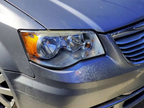 Used 2016 Chrysler Town & Country Touring image 2