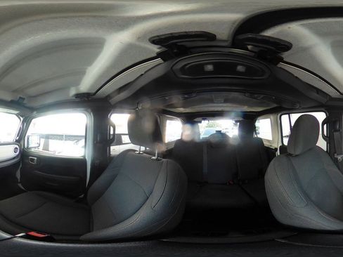 Used 2025 Jeep Wrangler Sahara image 42