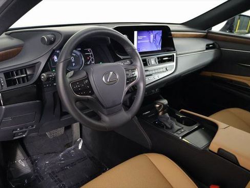 Certified 2025 Lexus ES 300h w/ Premium Package image 7