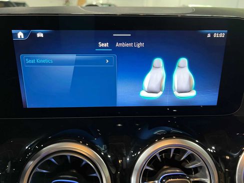 Used 2025 Mercedes-Benz GLA 250 4MATIC image 27