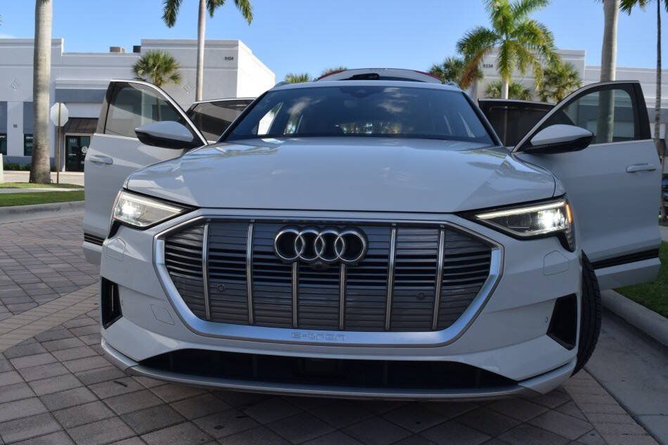 Used 2019 Audi e-tron Prestige w/ Prestige Package AWD/4WD image 34