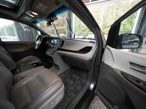 Used 2017 Toyota Sienna XLE Premium image 27