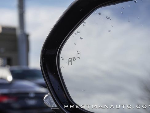 Used 2020 Toyota Prius L Eco image 10