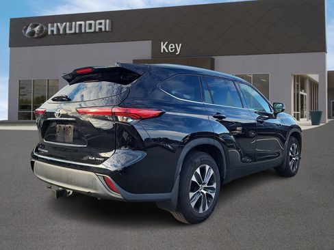 Used 2021 Toyota Highlander XLE AWD/4WD image 4