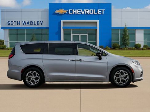 Used 2024 Chrysler Pacifica Limited FWD image 8