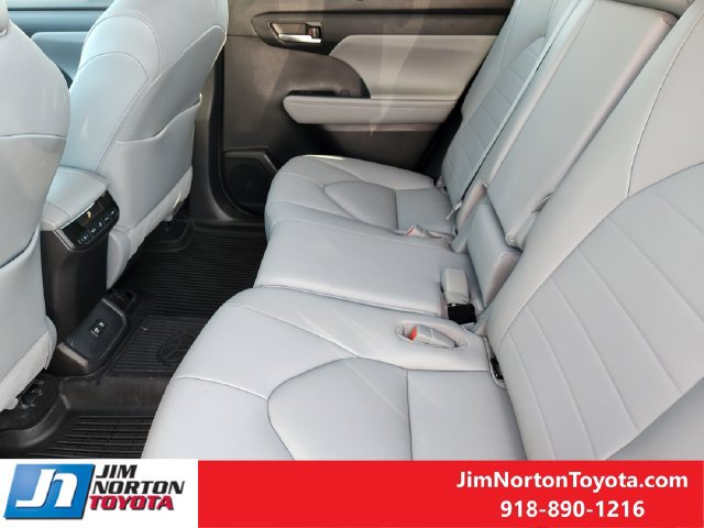 Used 2021 Toyota Highlander XLE FWD image 30