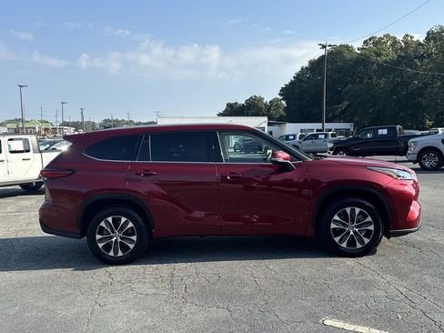 Used 2022 Toyota Highlander XLE FWD image 8