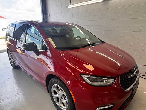 Used 2024 Chrysler Pacifica Limited FWD image 1