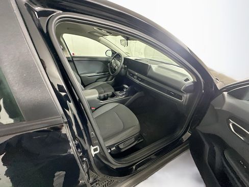 Used 2025 Kia K4 LX image 28