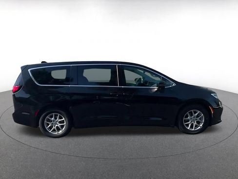 Used 2024 Chrysler Pacifica Touring-L FWD image 16