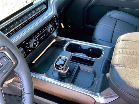 Used 2025 Chevrolet Silverado 1500 High Country w/ Technology Package AWD/4WD image 16