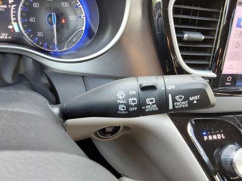 Used 2024 Chrysler Pacifica Touring-L FWD image 27