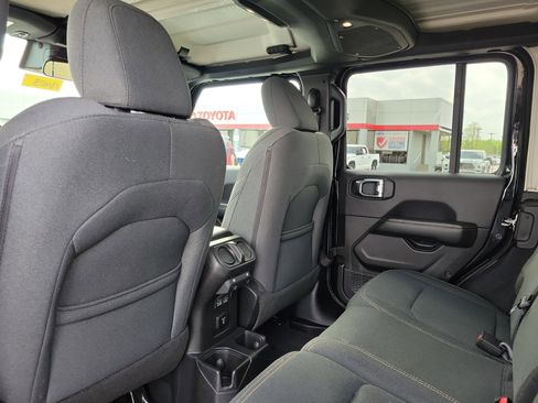 Used 2025 Jeep Wrangler Unlimited Sahara AWD/4WD image 14