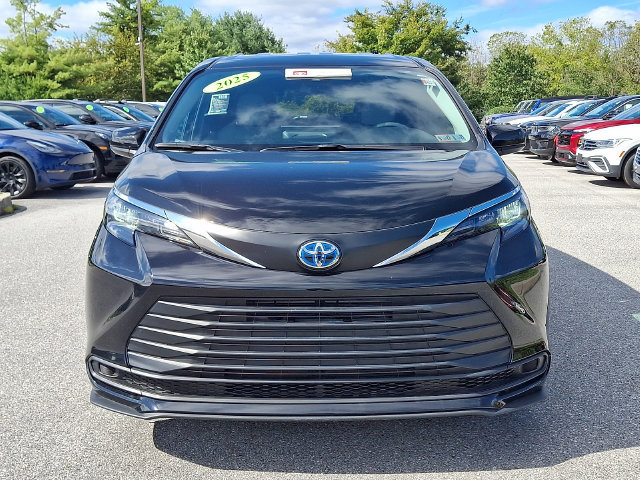 Certified 2025 Toyota Sienna LE AWD/4WD image 2