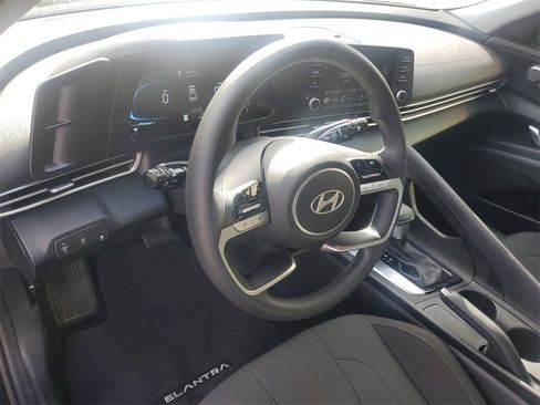 Used 2025 Hyundai Elantra SE image 10