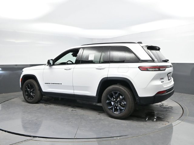 Used 2025 Jeep Grand Cherokee Altitude AWD/4WD image 8