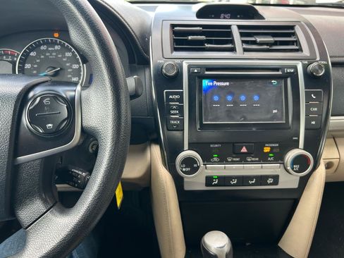 Used 2012 Toyota Camry LE FWD image 19