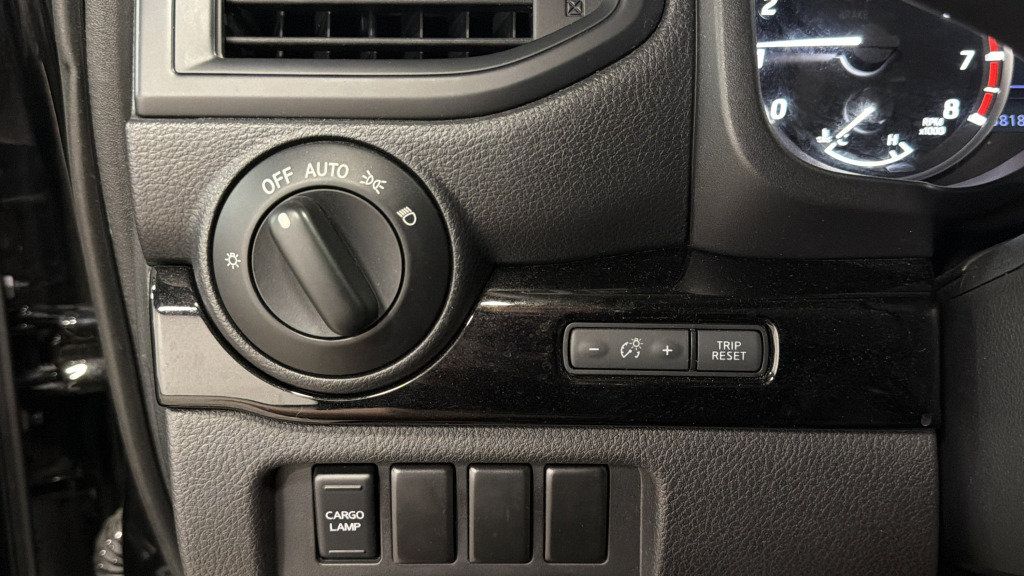 Used 2024 Nissan Titan SV AWD/4WD image 20