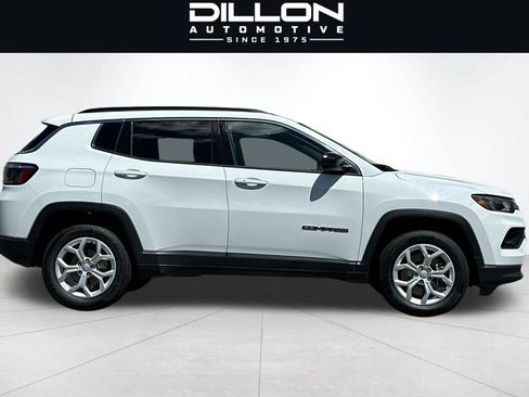 Used 2024 Jeep Compass Latitude AWD/4WD image 3