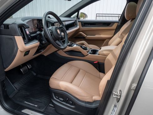 Certified 2024 Porsche Cayenne S w/ Premium Package Plus (PP1) image 4