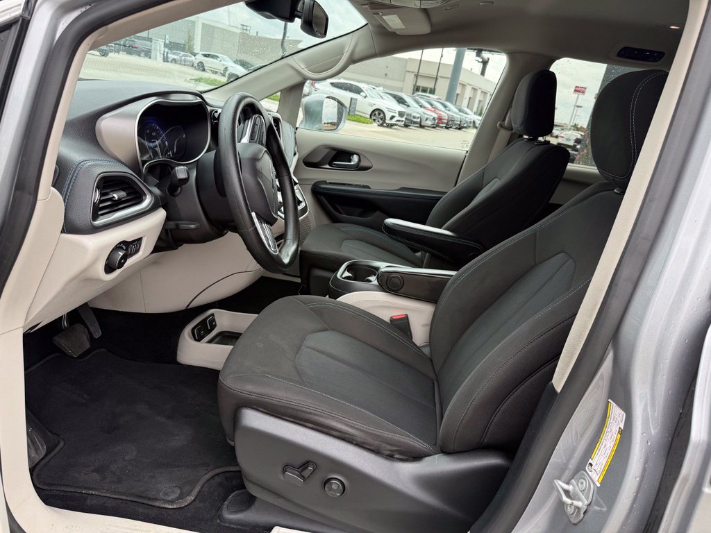 Used 2021 Chrysler Pacifica Touring FWD image 11
