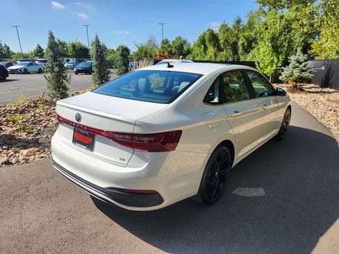 Certified 2025 Volkswagen Jetta SE w/ Sunroof Package image 5