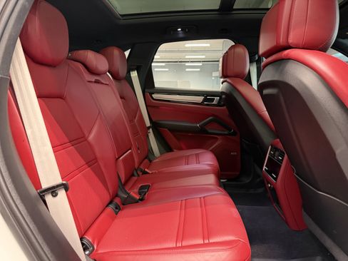 Used 2023 Porsche Cayenne AWD/4WD image 25
