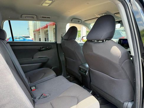 Used 2023 Toyota Highlander LE FWD image 12