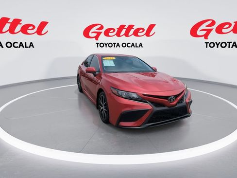 Used 2021 Toyota Camry SE image 3