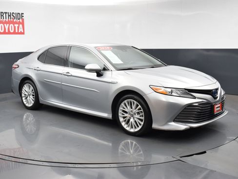 Used 2020 Toyota Camry XLE image 6