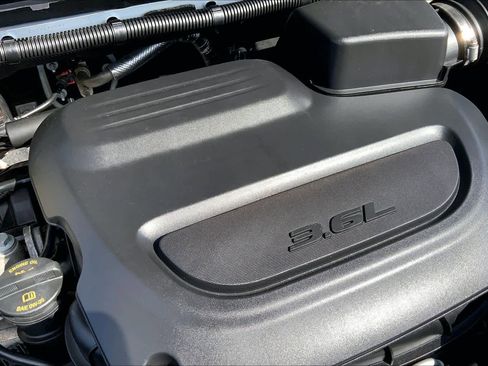 Used 2023 Chrysler Pacifica Limited image 33