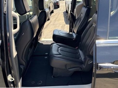 Used 2022 Chrysler Pacifica Touring-L image 19