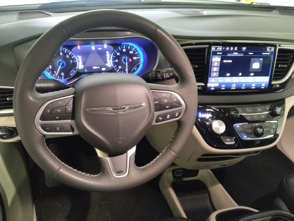 Used 2024 Chrysler Pacifica Touring-L FWD image 22