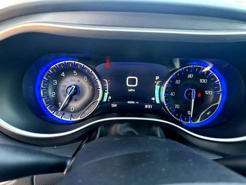 Used 2023 Chrysler Pacifica Touring-L image 13