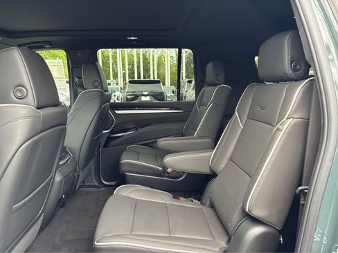 New 2026 Cadillac Escalade ESV Luxury AWD/4WD image 9