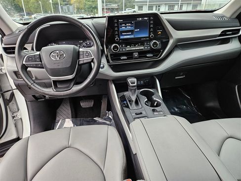 Used 2022 Toyota Highlander XLE image 17