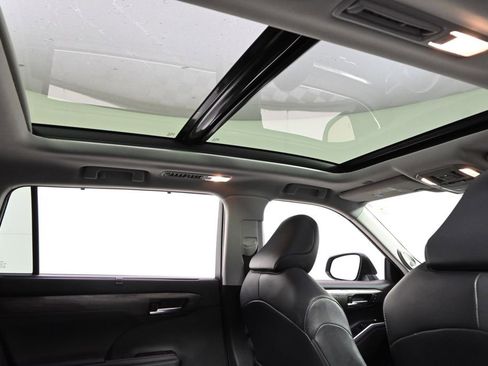 Used 2023 Toyota Highlander Platinum image 17