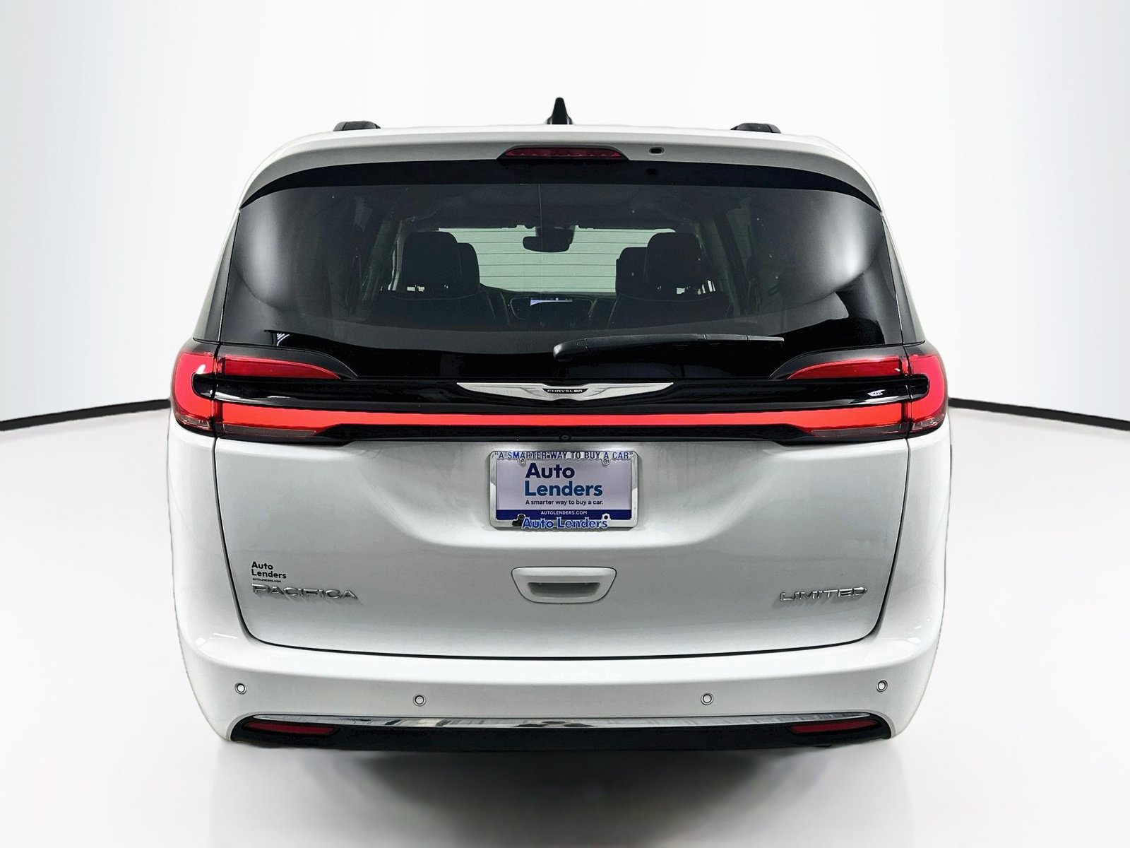 Used 2023 Chrysler Pacifica Limited w/ Uconnect Theater Family Group FWD image 6