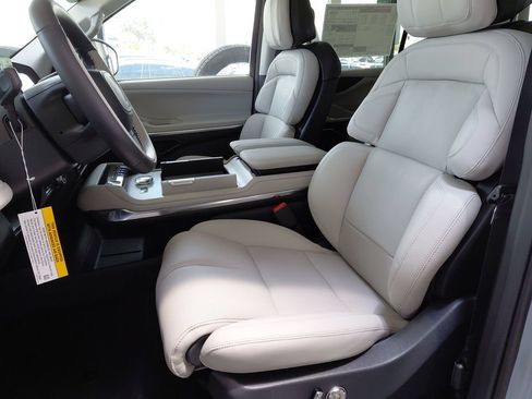 New 2026 Lincoln Navigator Premiere AWD/4WD image 12