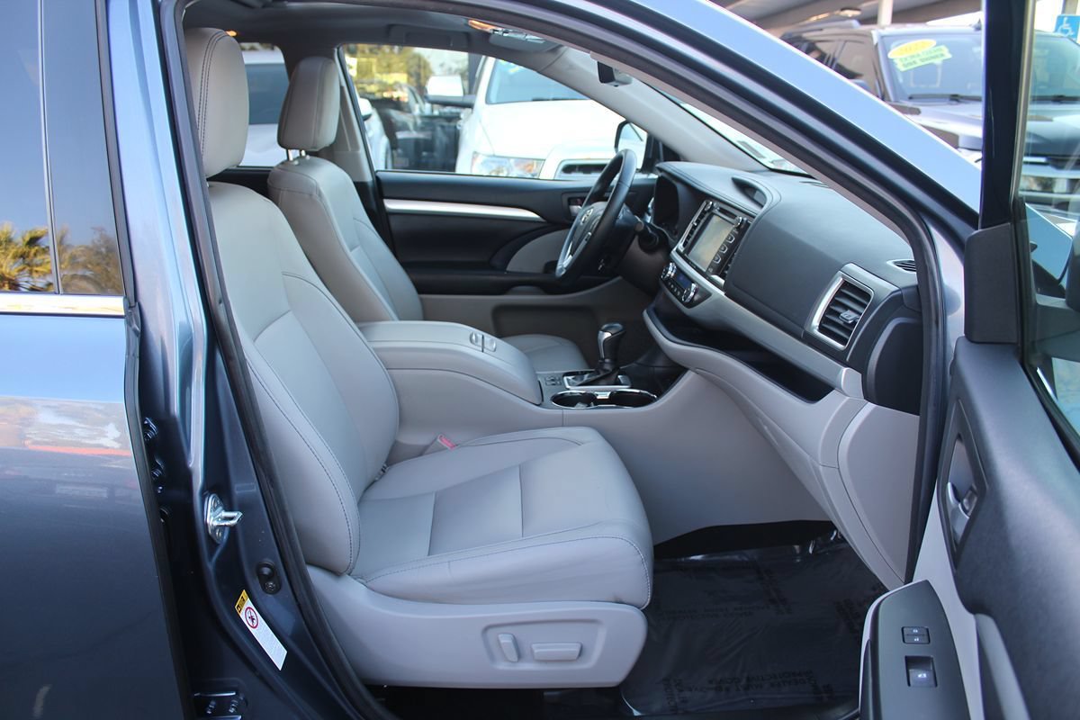Used 2018 Toyota Highlander XLE w/ Carpet Mat Package (TMS) FWD image 23