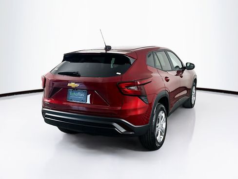 Used 2025 Chevrolet Trax LS image 9