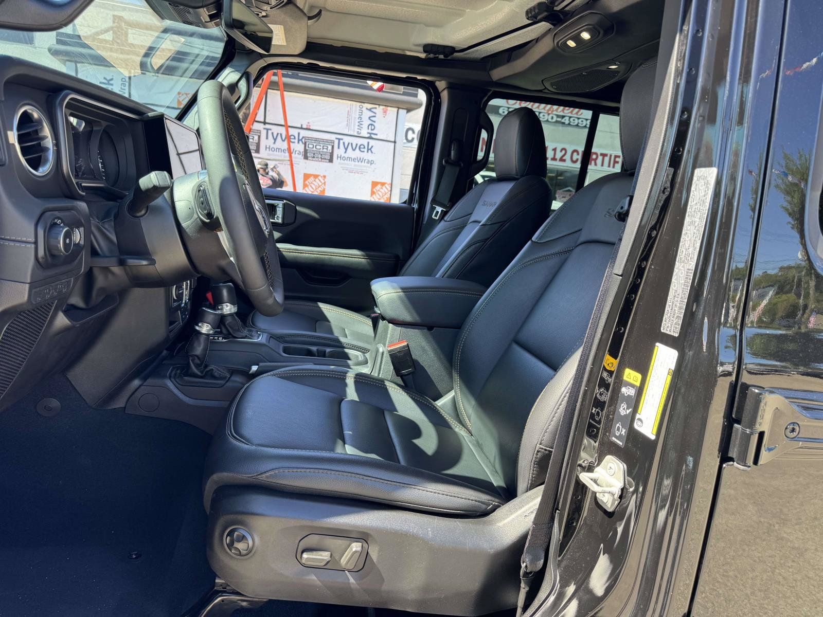 Used 2024 Jeep Wrangler Unlimited Sahara w/ Technology Group AWD/4WD image 18