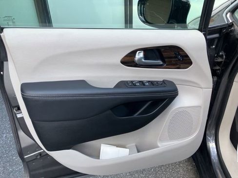 Used 2023 Chrysler Pacifica Limited FWD image 42