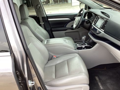 Used 2017 Toyota Highlander XLE FWD image 10