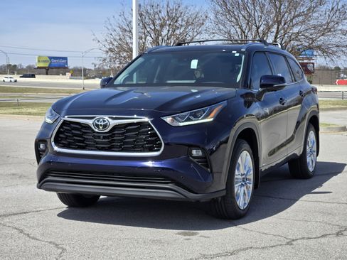 New 2026 Toyota Highlander Limited image 2